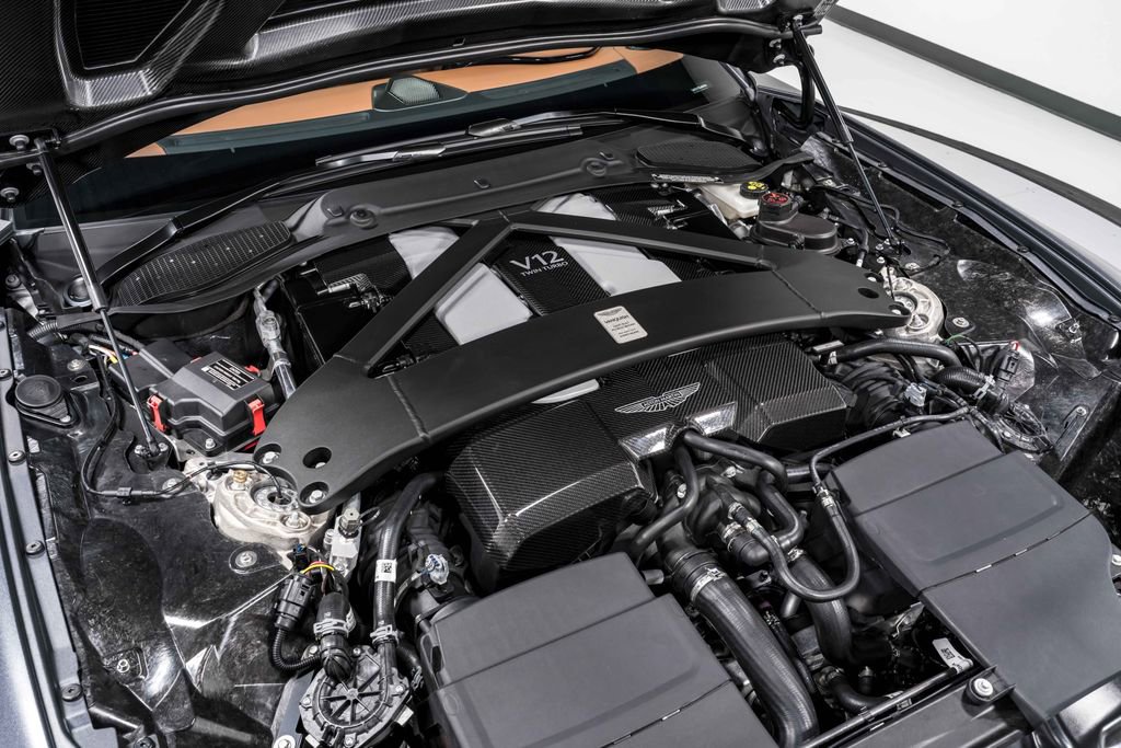 Used 2025 Aston Martin Vanquish image 40