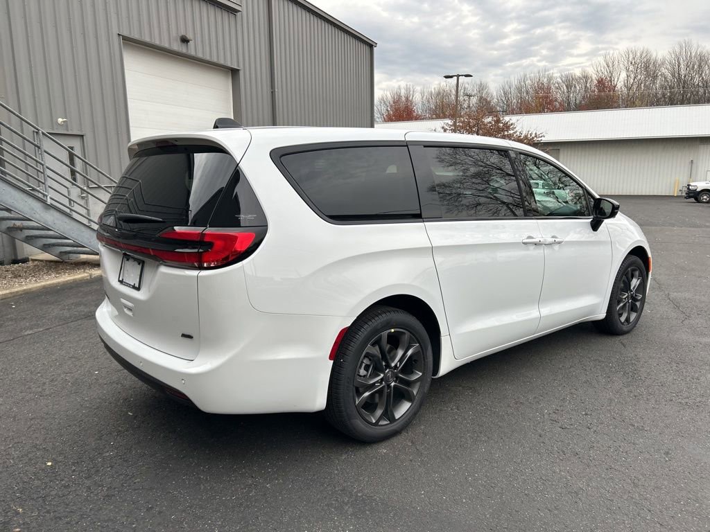 New 2026 Chrysler Pacifica Select image 4