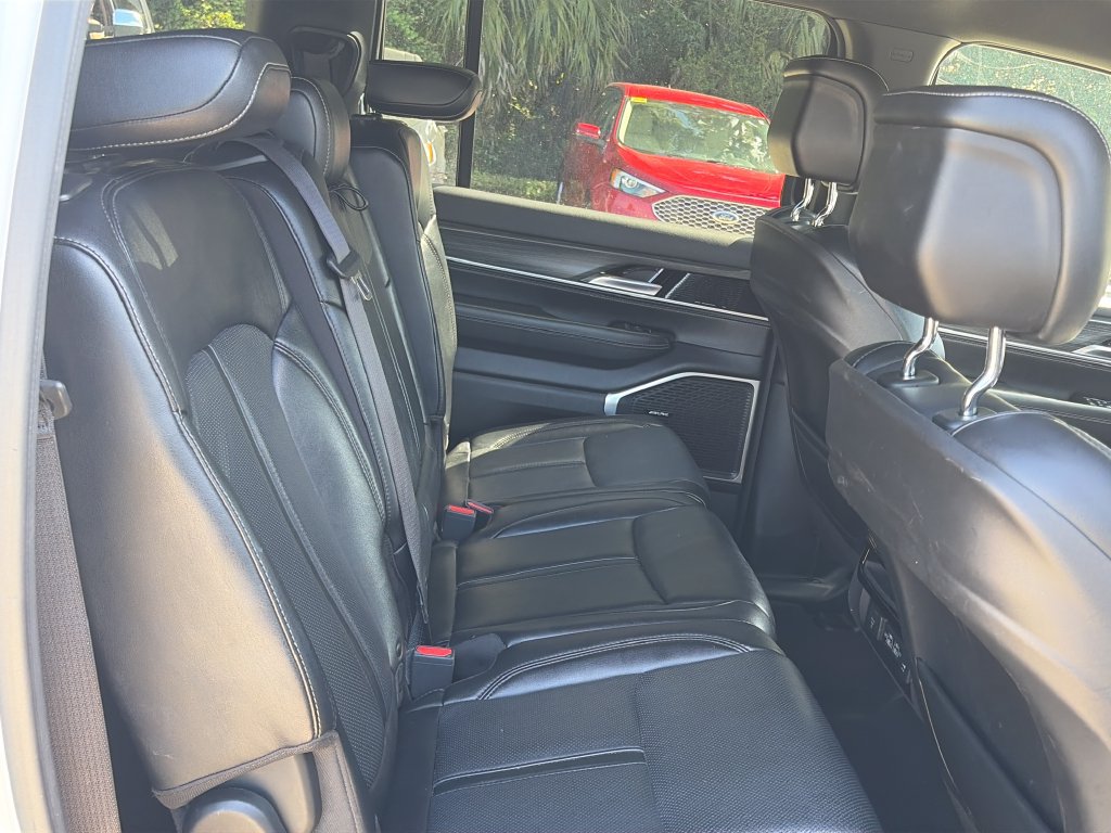Used 2024 Jeep Wagoneer L Series II RWD image 30