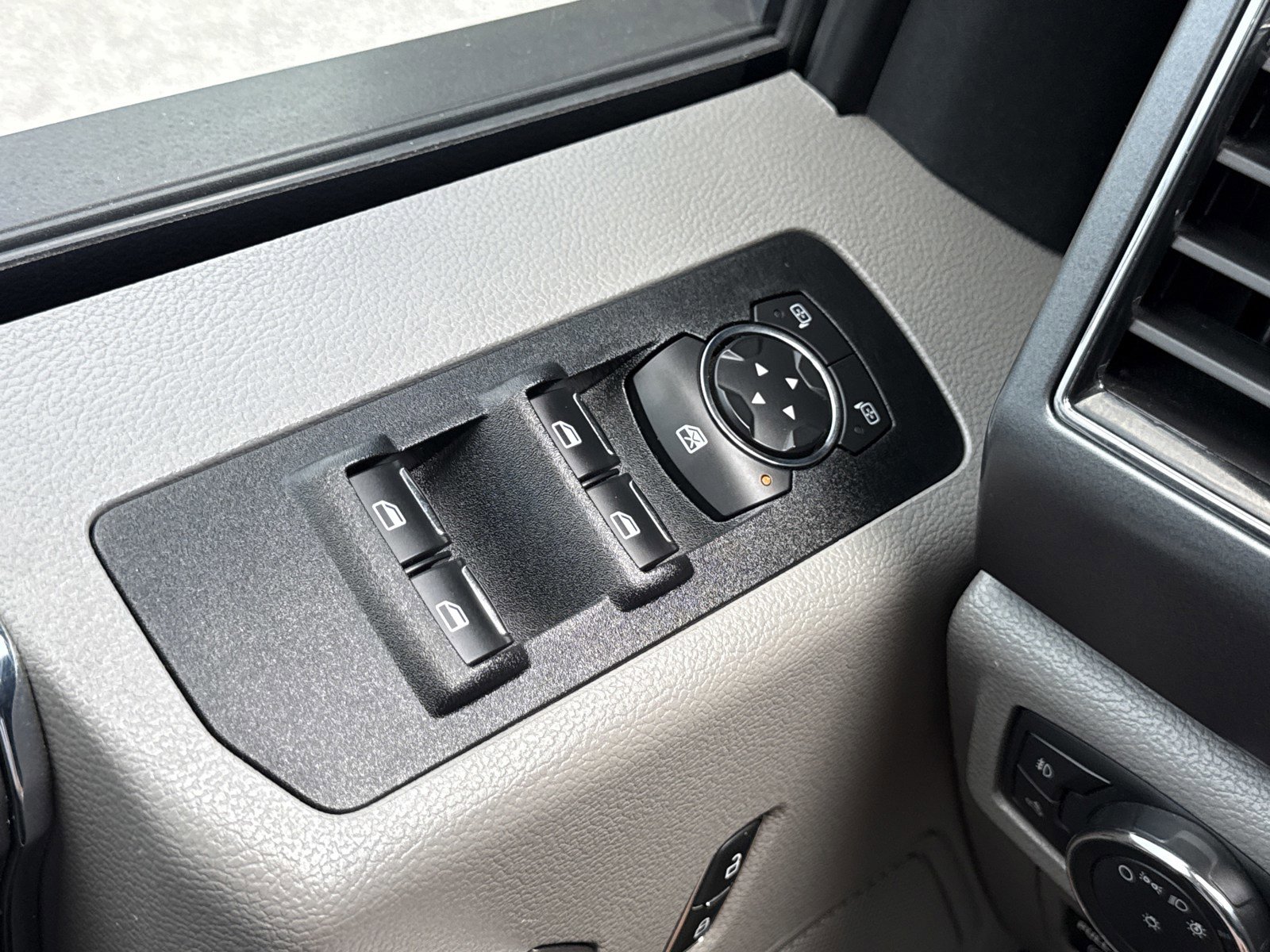 Used 2019 Ford F150 XLT w/ Equipment Group 302A Luxury AWD/4WD image 16