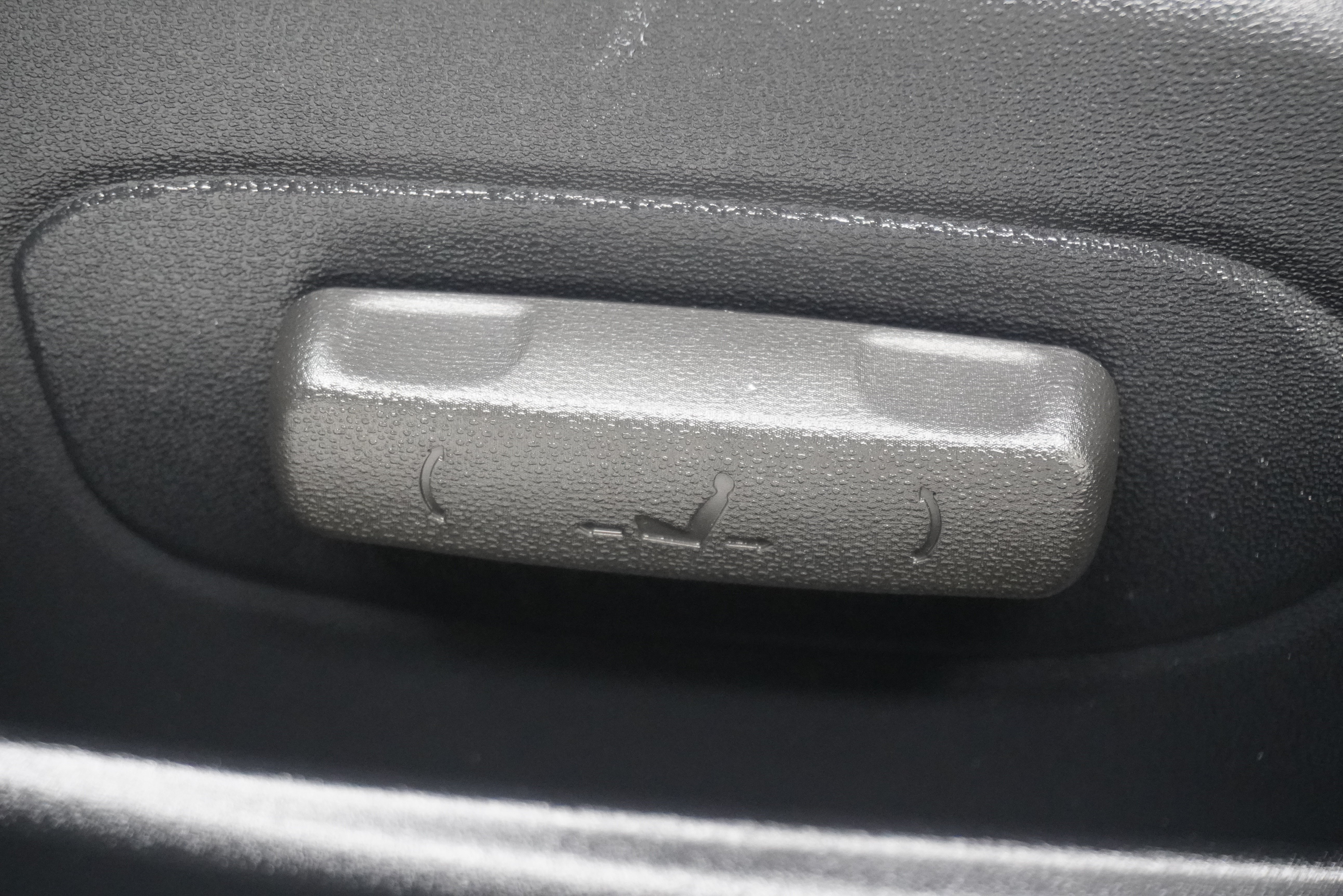 Used 2013 Hyundai Genesis 3.8 RWD image 9