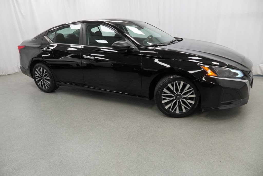 Used 2025 Nissan Altima 2.5 SV FWD image 10