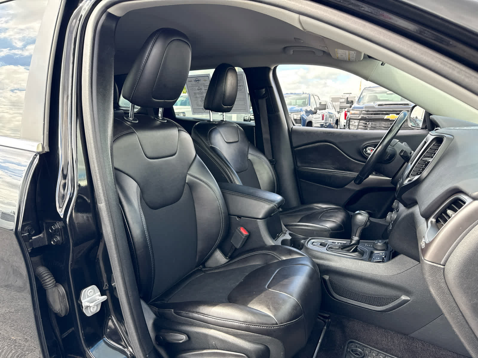 Used 2019 Jeep Cherokee Latitude Plus w/ Cold Weather Group AWD/4WD image 24