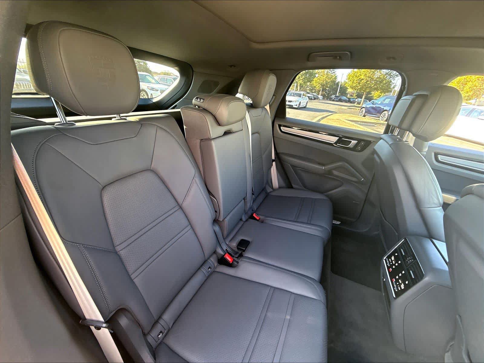 Used 2023 Porsche Cayenne Platinum Edition w/ Premium Package Plus AWD/4WD image 26