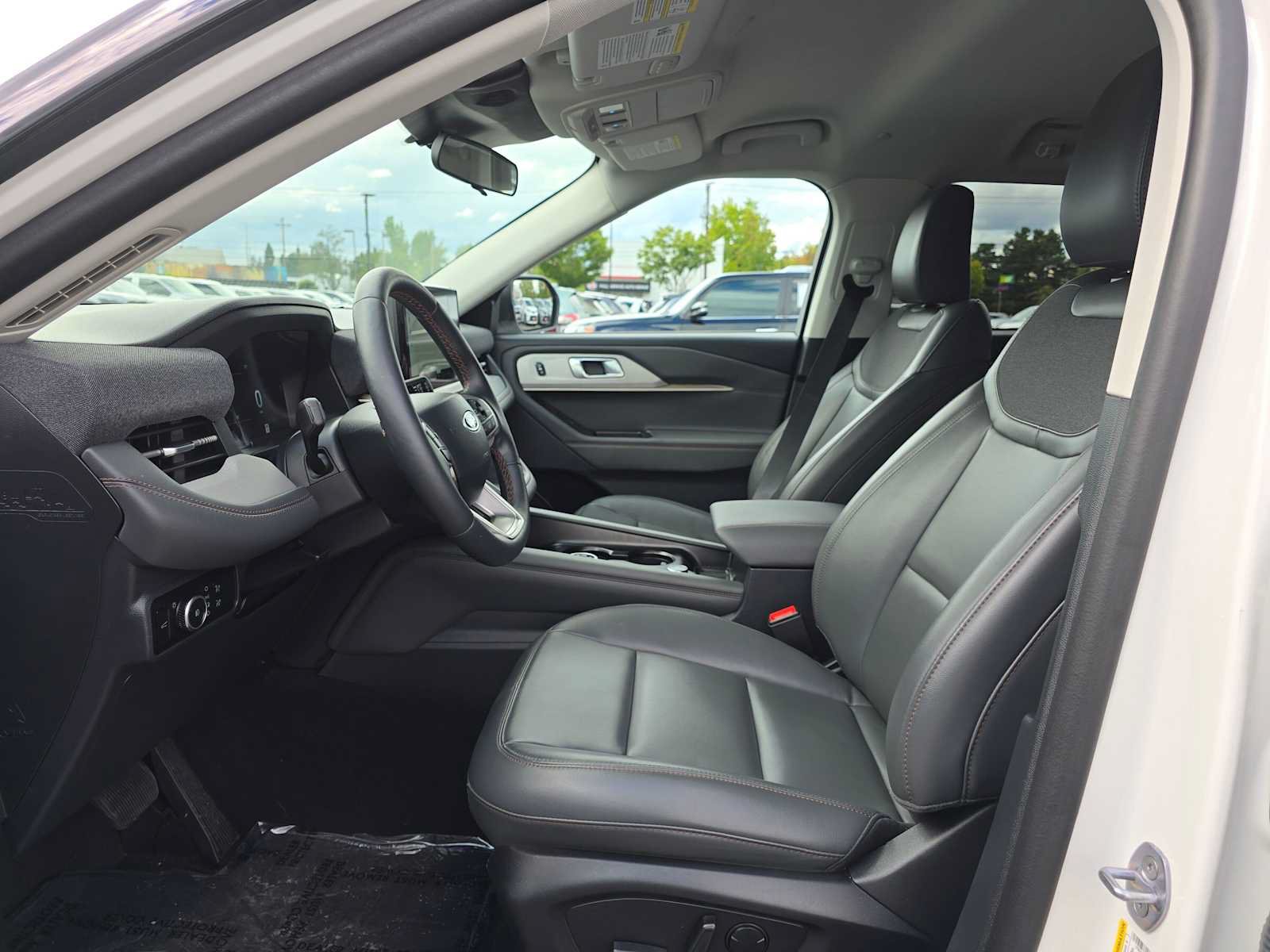 Used 2025 Ford Explorer Active w/ Active Comfort Package RWD image 21