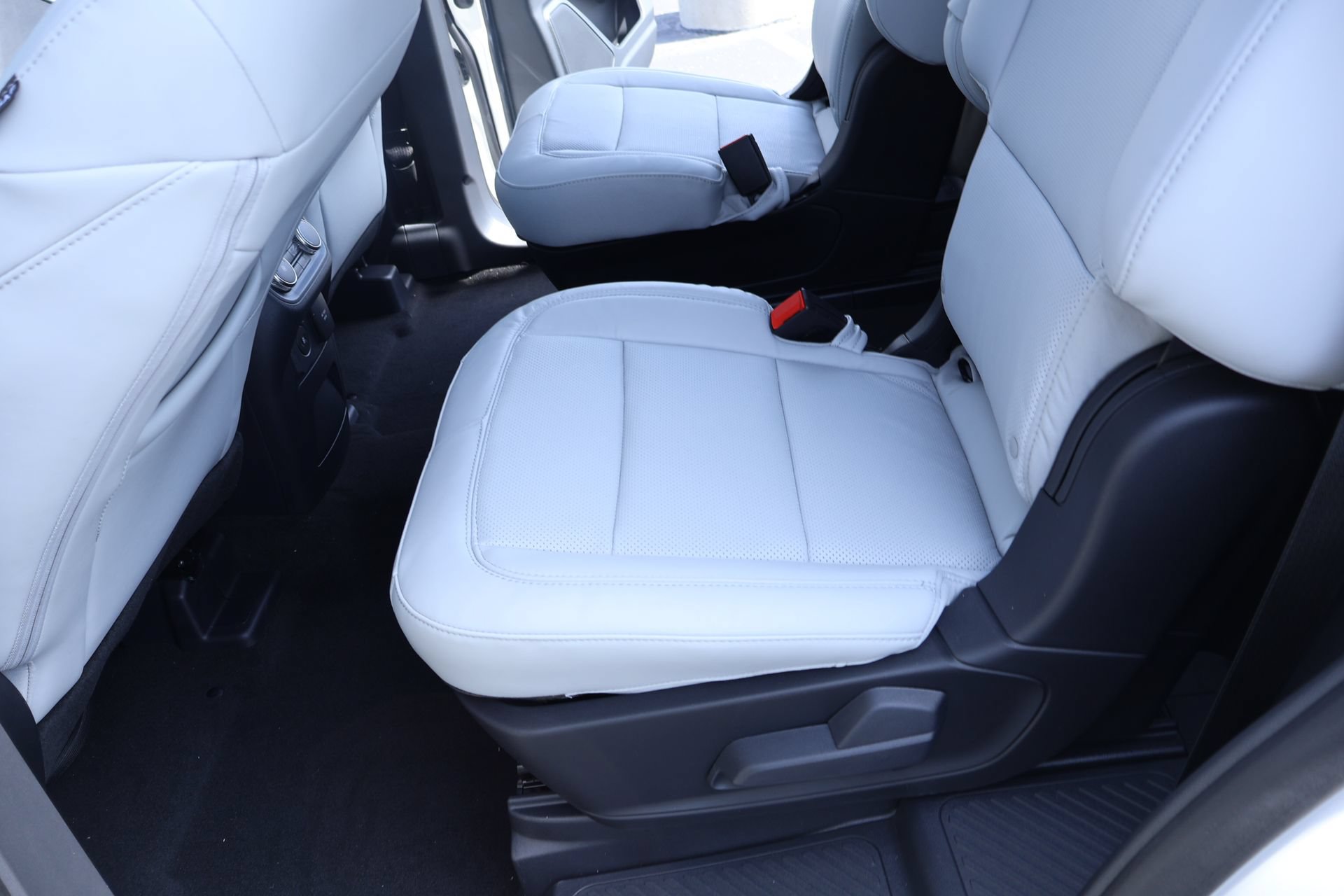 New 2026 Ford Explorer Platinum w/ LUX Leather Package AWD/4WD image 13