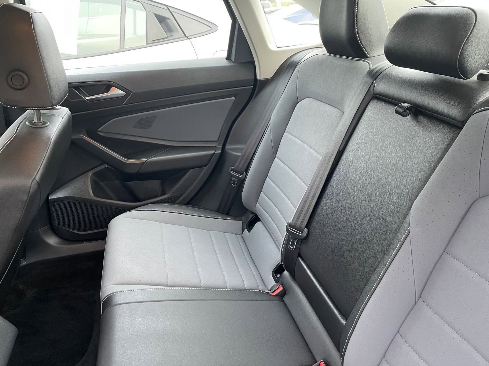 Used 2025 Volkswagen Jetta SE image 39