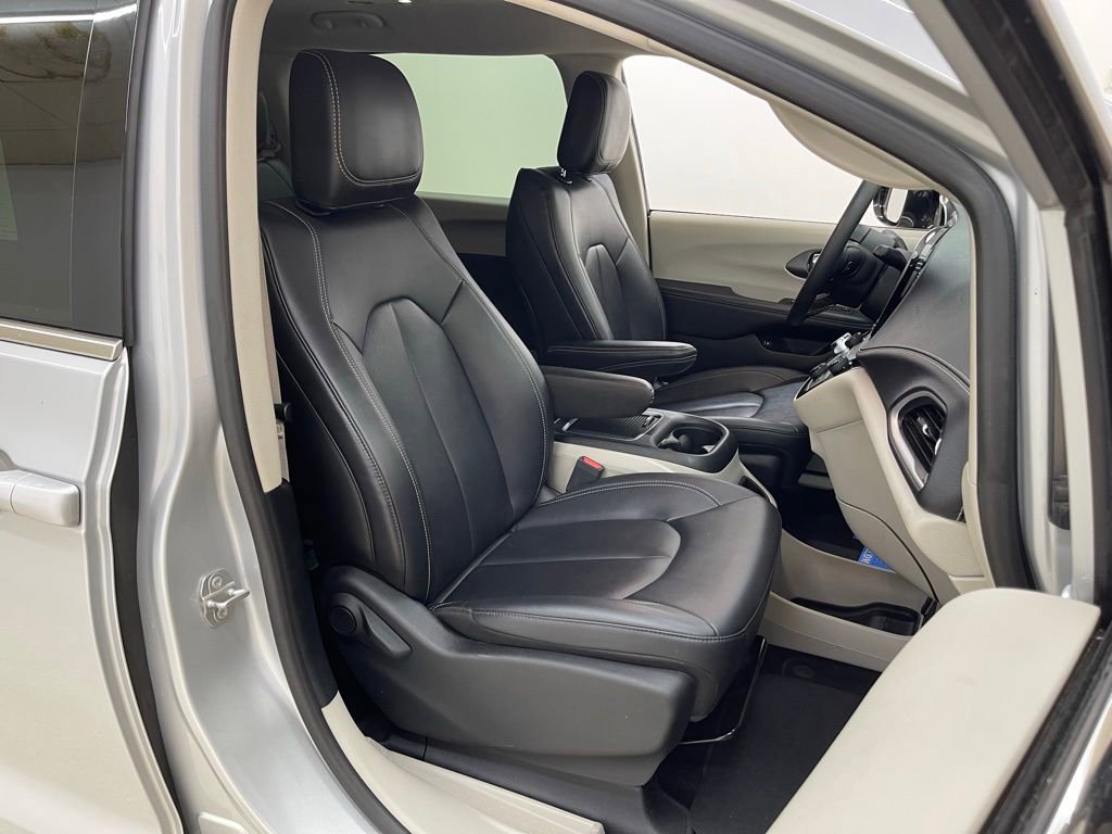 Used 2024 Chrysler Pacifica Select image 12