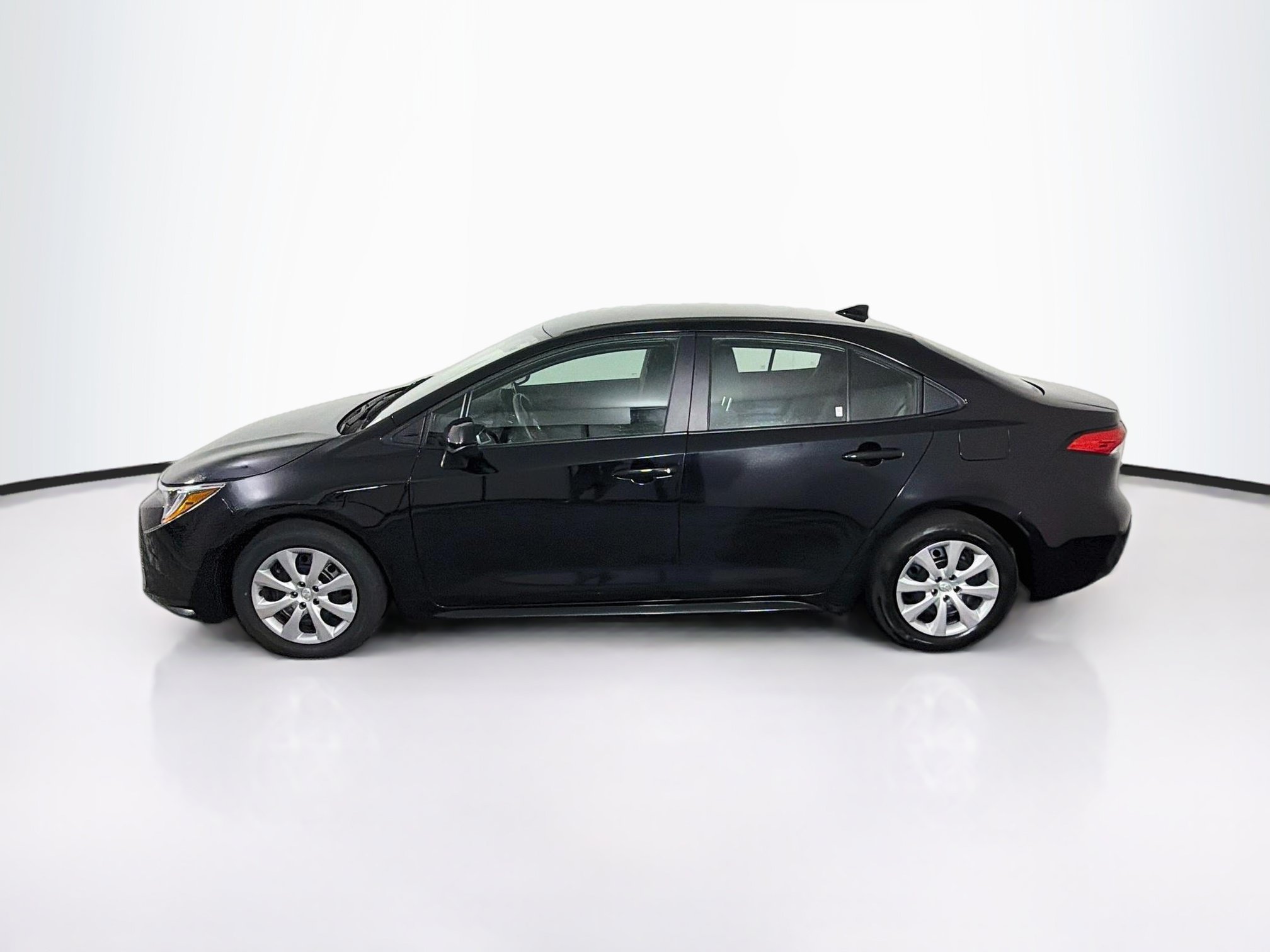 Used 2025 Toyota Corolla LE FWD image 4
