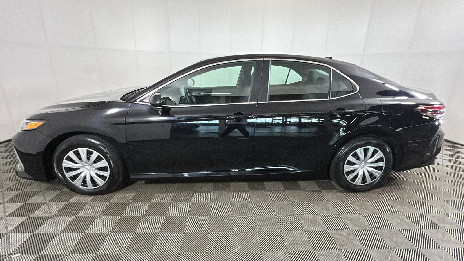 Used 2023 Toyota Camry LE FWD image 5