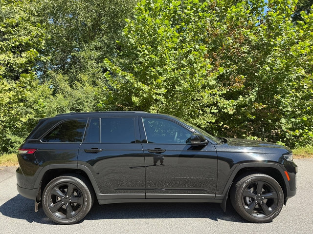 Used 2024 Jeep Grand Cherokee Altitude AWD/4WD image 5