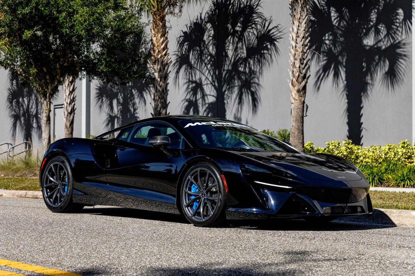 Used 2023 McLaren Artura RWD image 1
