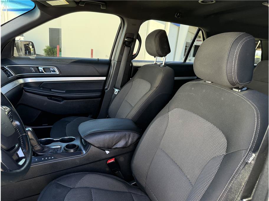 Used 2017 Ford Explorer XLT w/ Equipment Group 201A FWD image 11