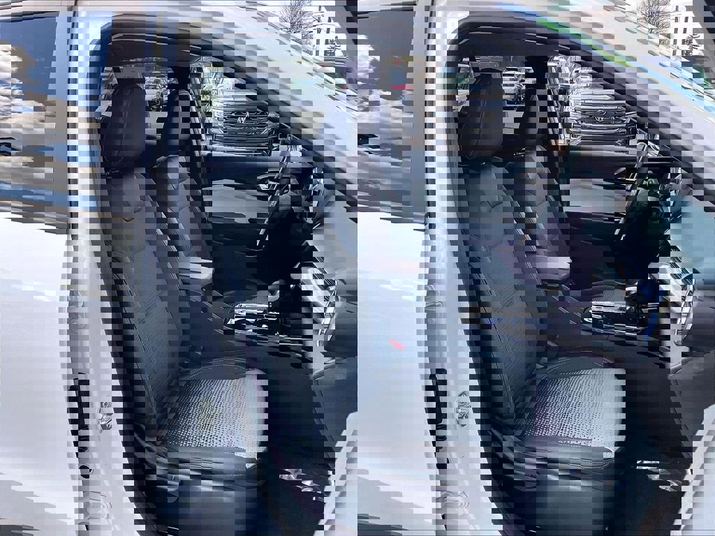 Used 2025 Chevrolet Trax LT w/ LT Convenience Package FWD image 10