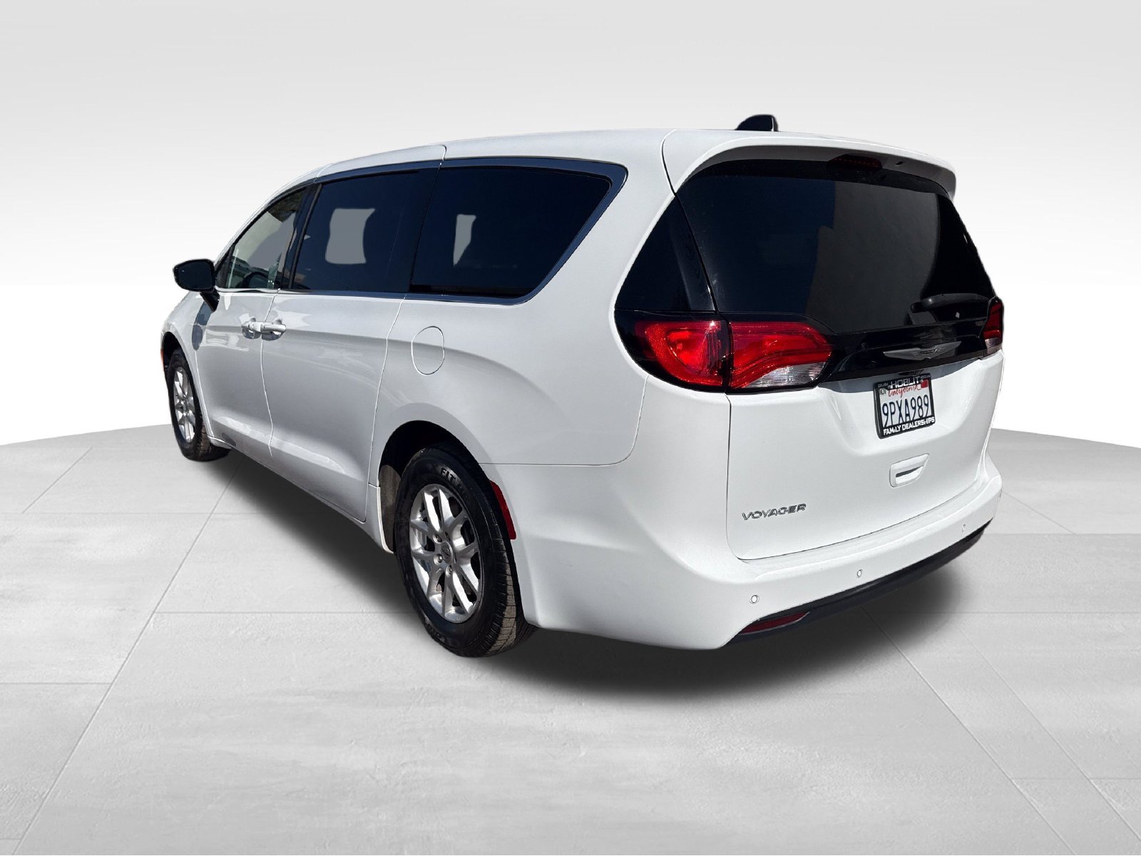 Used 2025 Chrysler Voyager LX FWD image 3
