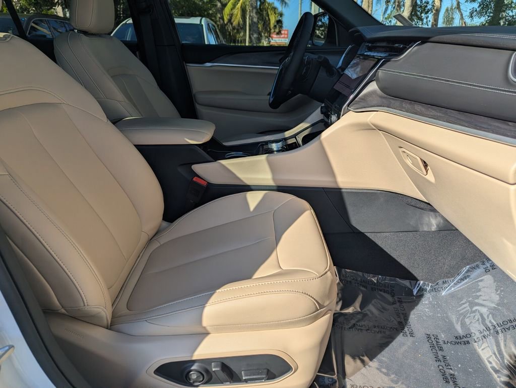 Used 2025 Jeep Grand Cherokee Limited image 10