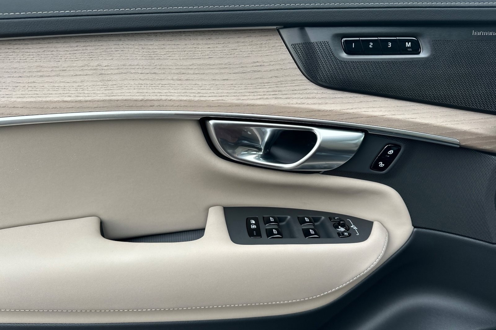 New 2026 Volvo XC90 B6 Plus w/ Protection Package Premier image 14