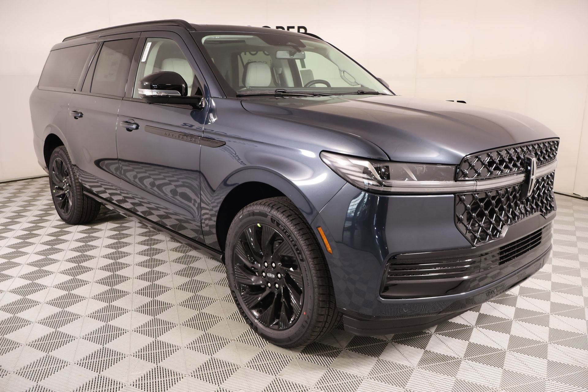 New 2026 Lincoln Navigator L Reserve w/ Jet Appearance Package AWD/4WD image 1