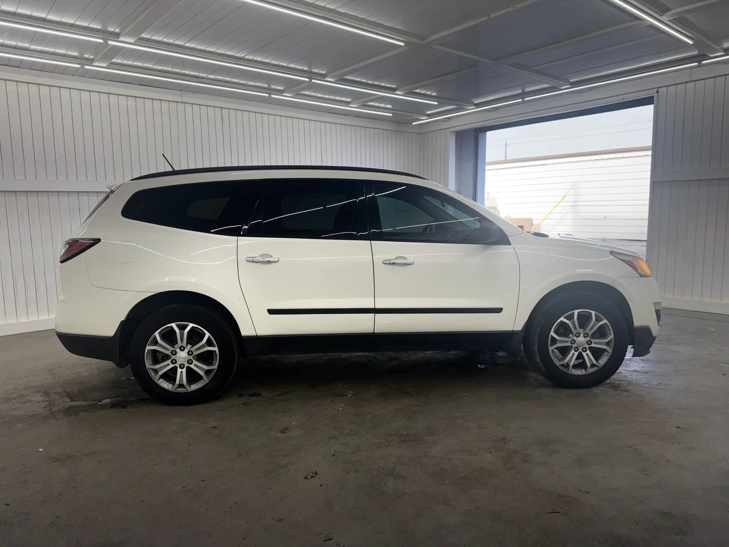Used 2015 Chevrolet Traverse LS FWD image 4