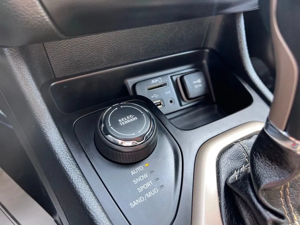 Used 2016 Jeep Cherokee Limited AWD/4WD image 17