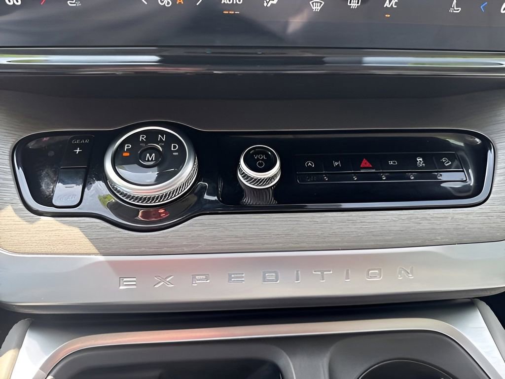 Used 2025 Ford Expedition Platinum w/ Driver's Package image 27