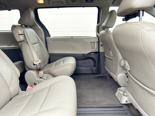 Used 2017 Toyota Sienna XLE Premium FWD image 29