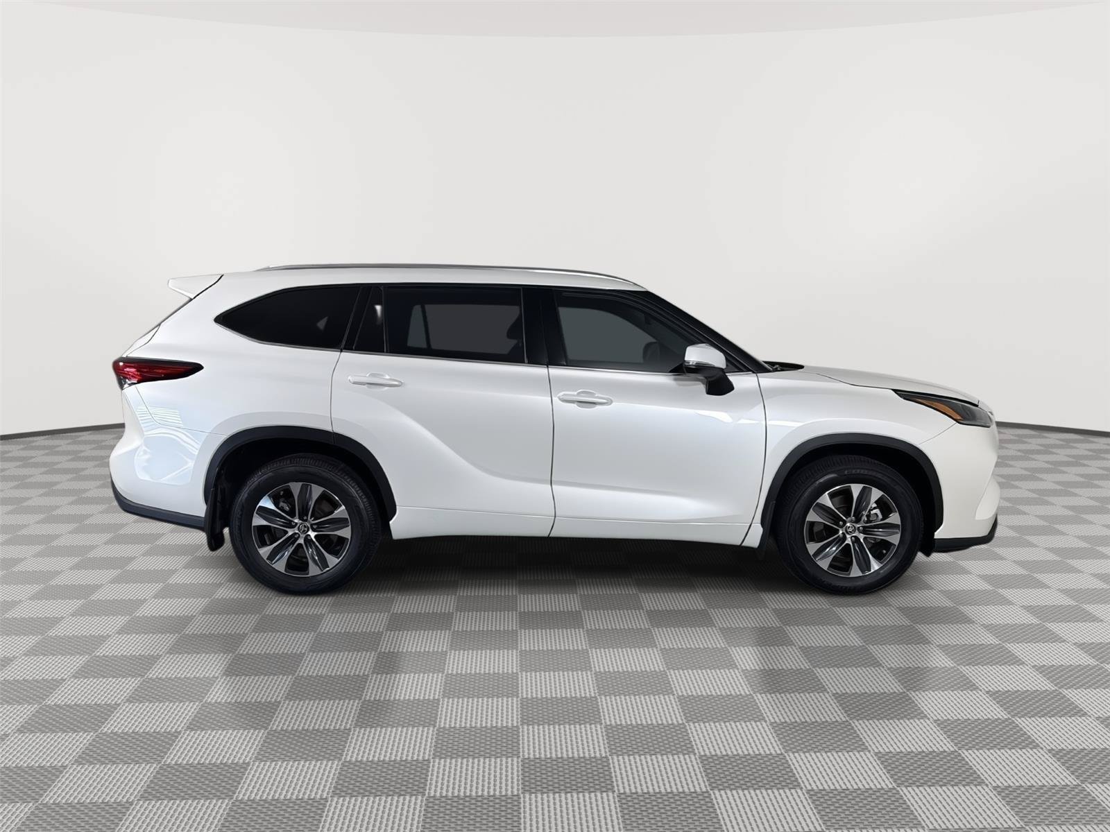 Used 2021 Toyota Highlander XLE AWD/4WD image 22