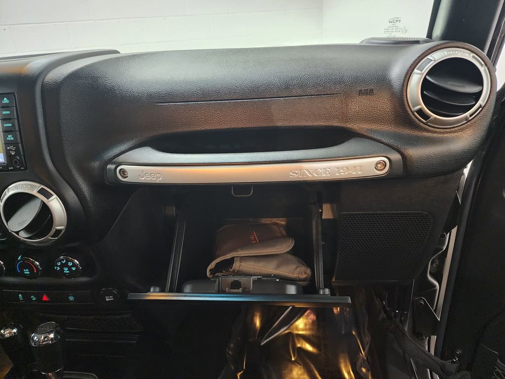 Used 2018 Jeep Wrangler Sahara w/ Connectivity Group image 28