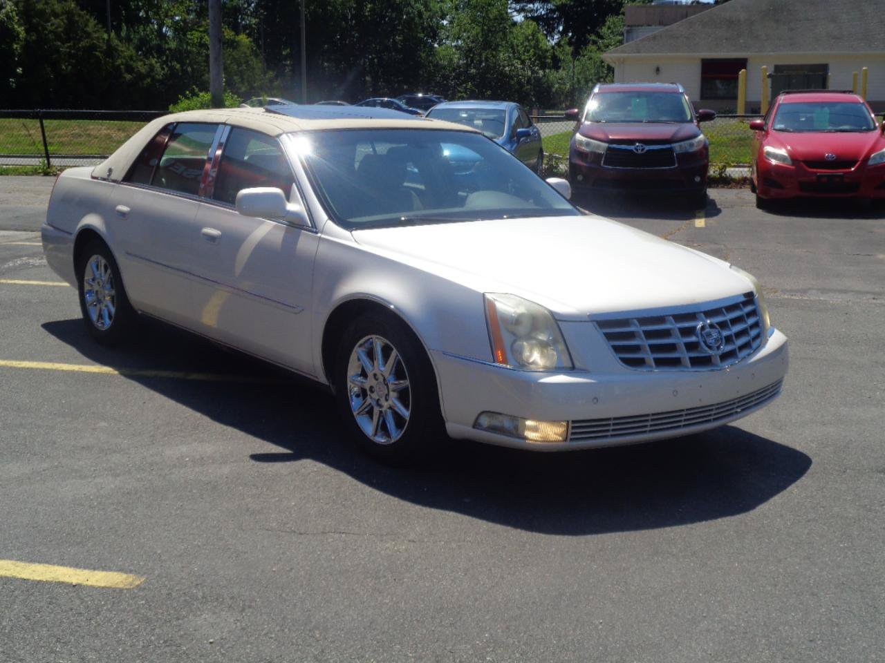 Used 2011 Cadillac DTS Luxury FWD image 3