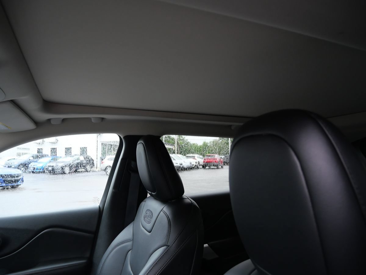 Used 2016 Jeep Cherokee Overland AWD/4WD image 11