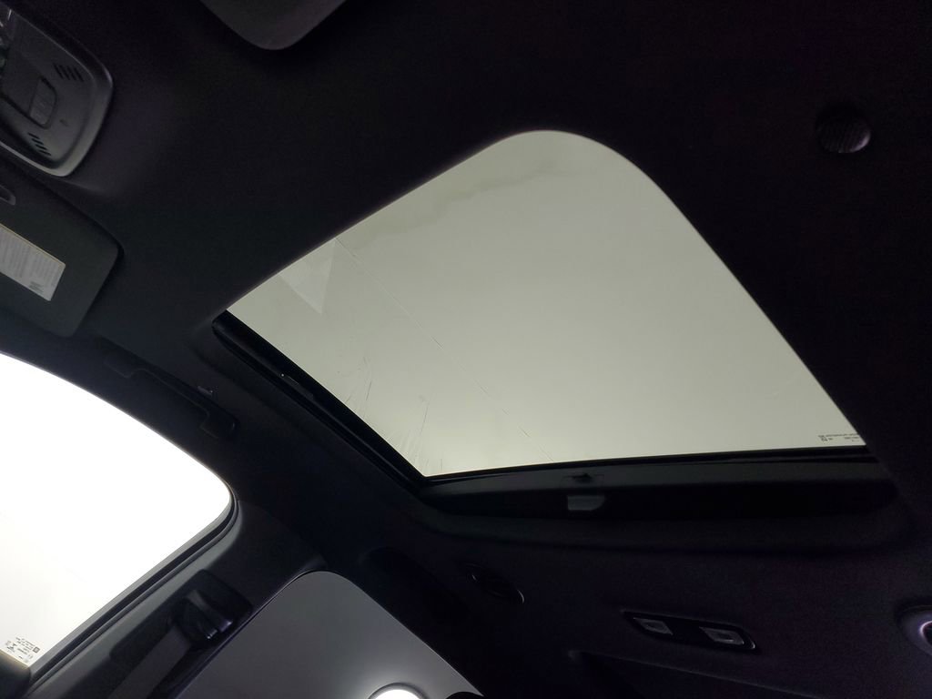 Used 2023 Chevrolet Traverse RS image 31