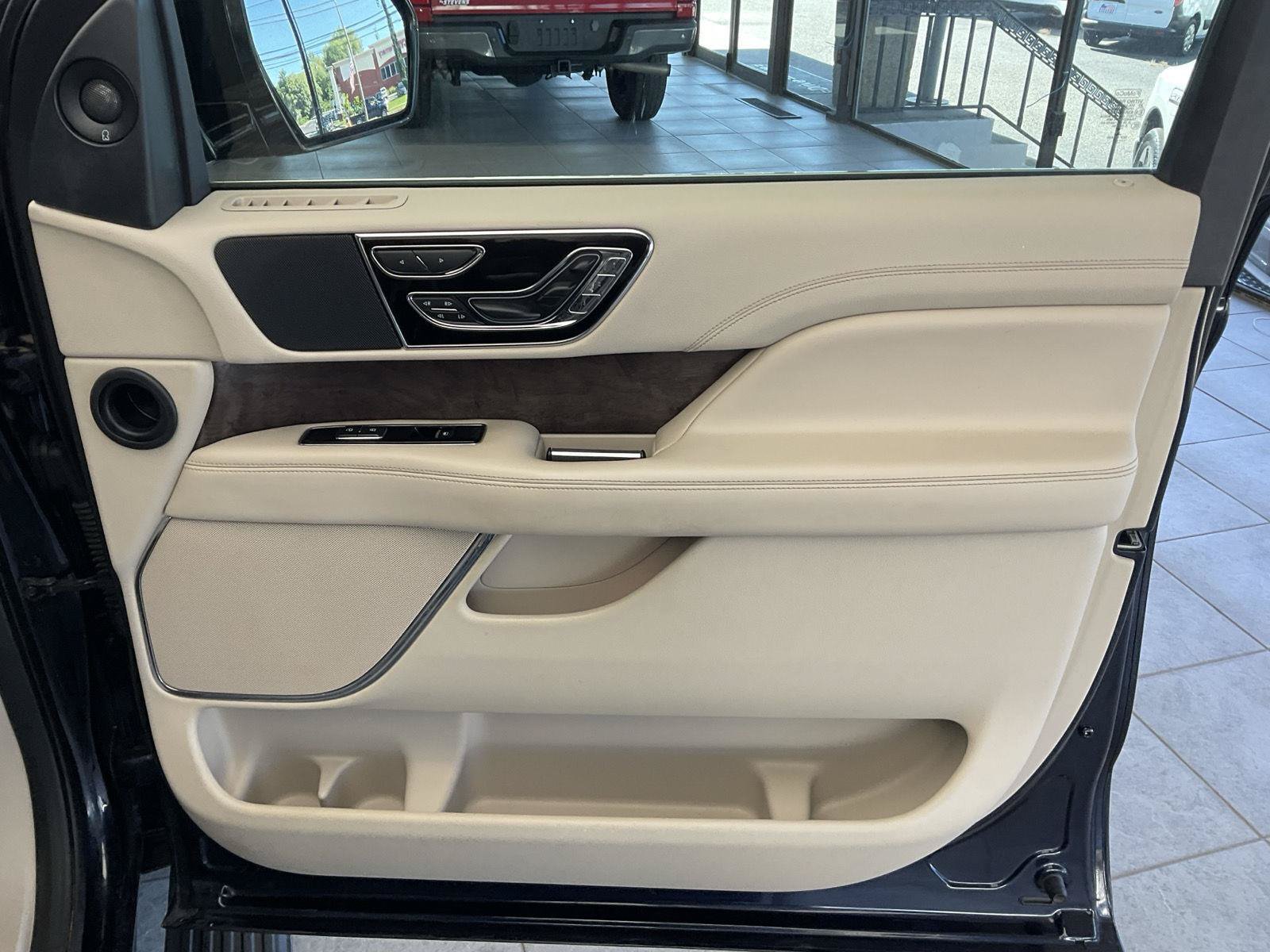 Used 2021 Lincoln Navigator Reserve AWD/4WD image 13