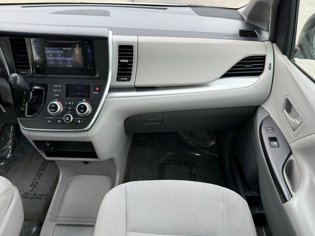 Used 2017 Toyota Sienna L FWD image 27