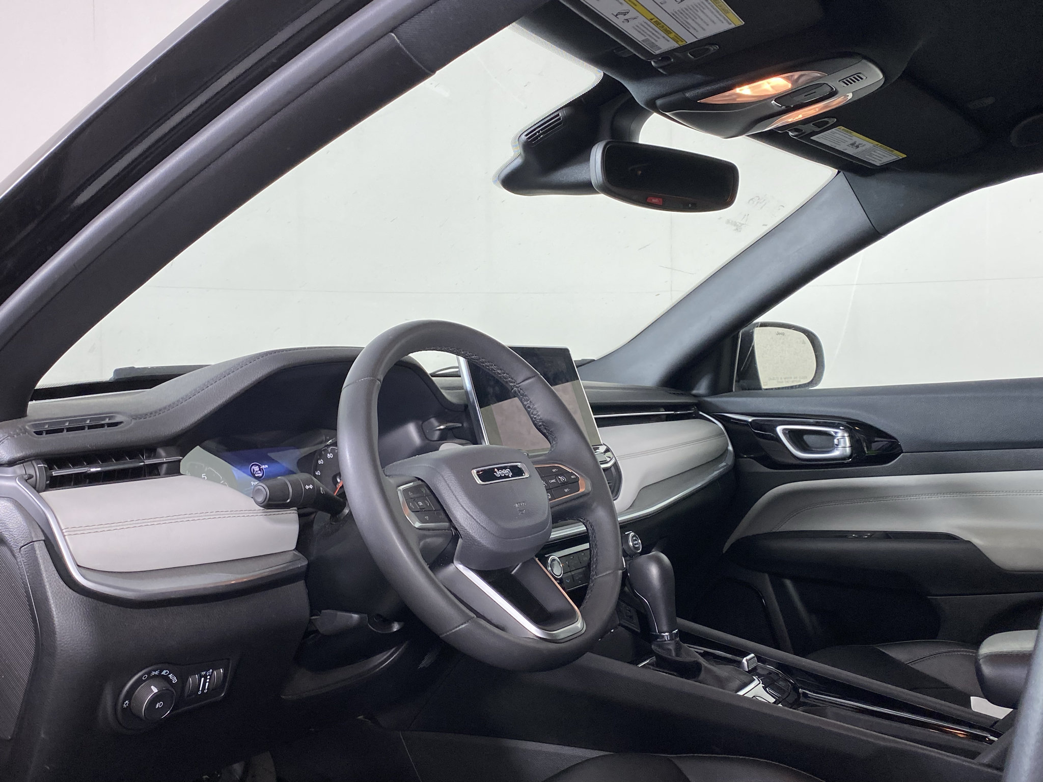 Used 2025 Jeep Compass Limited AWD/4WD image 3
