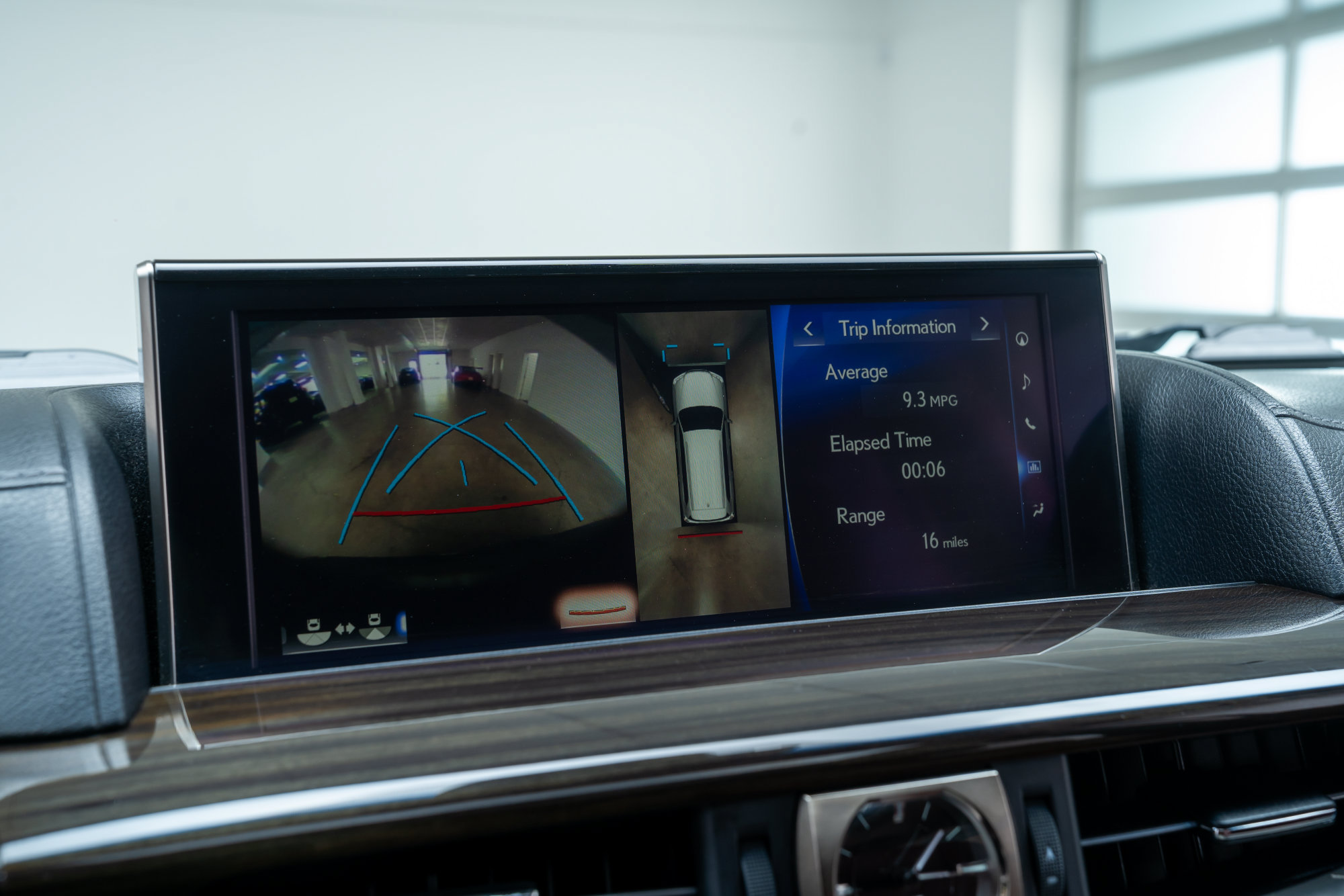 Used 2016 Lexus LX 570 4WD w/ Luxury Package image 16