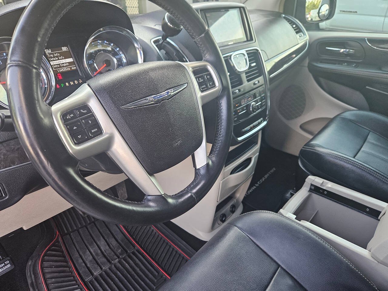 Used 2016 Chrysler Town & Country Touring FWD image 27