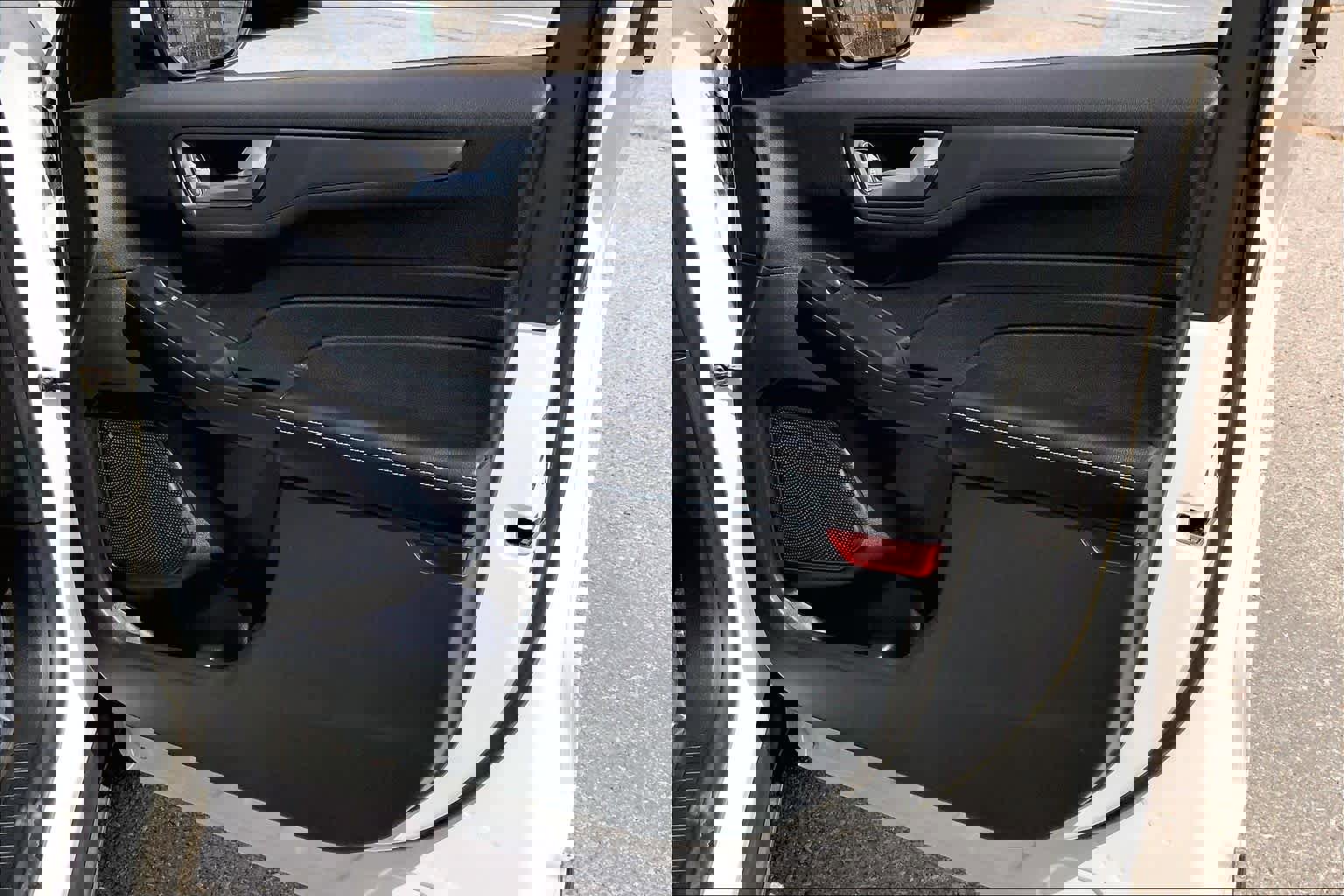 Used 2025 Ford Escape SE w/ Class II Trailer Tow Package image 22