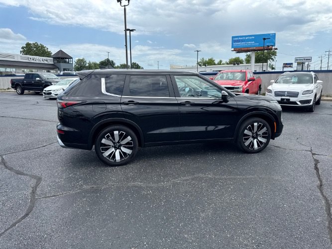 Used 2025 Mitsubishi Outlander SE AWD/4WD image 3
