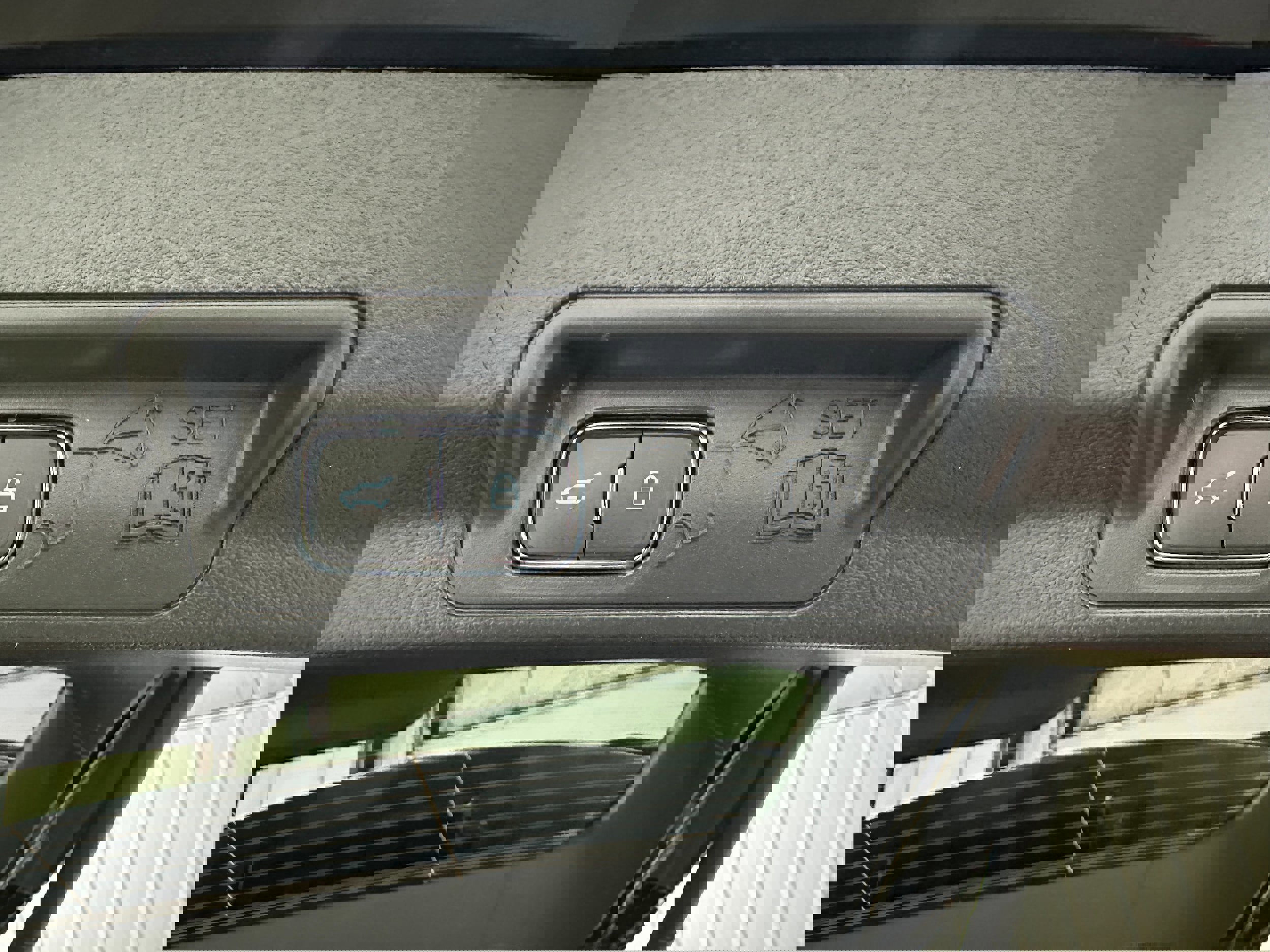 Certified 2025 Ford Explorer ST-Line image 30