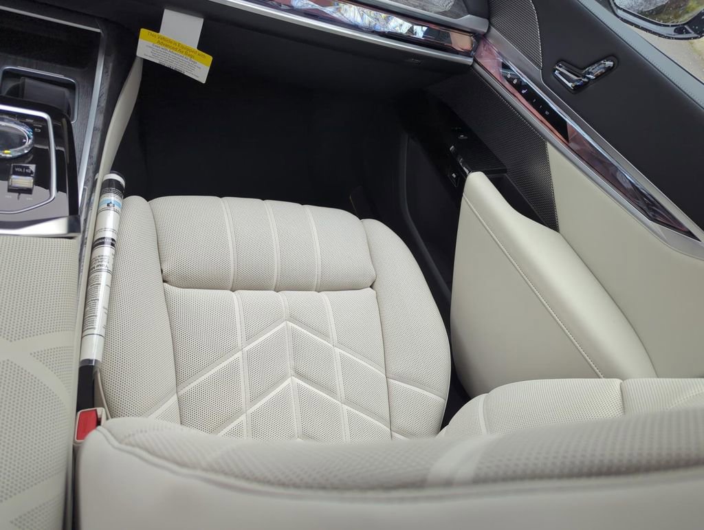 New 2025 BMW 760i xDrive w/ Executive Package image 28