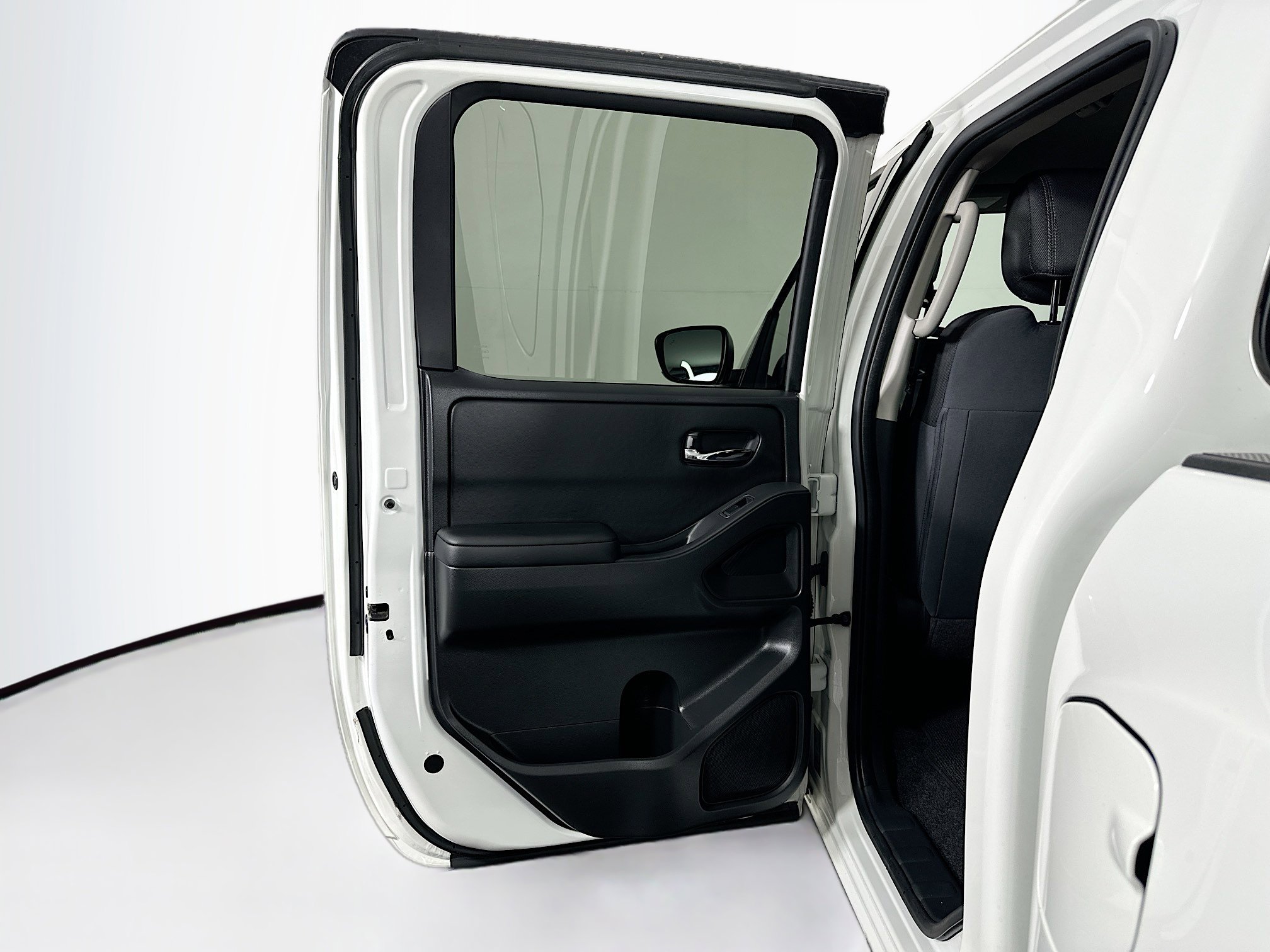 Used 2025 Nissan Frontier SV image 25