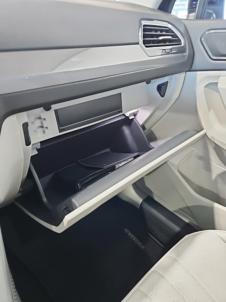 Certified 2024 Volkswagen Tiguan SE w/ Panoramic Sunroof Package image 30