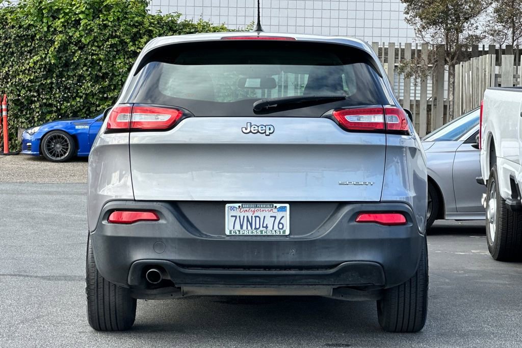 Used 2016 Jeep Cherokee Sport FWD image 4