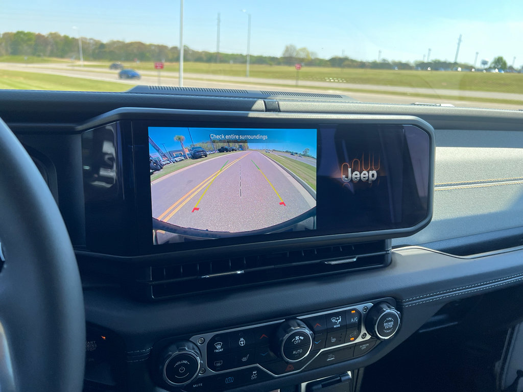 Used 2025 Jeep Wrangler Sahara image 21