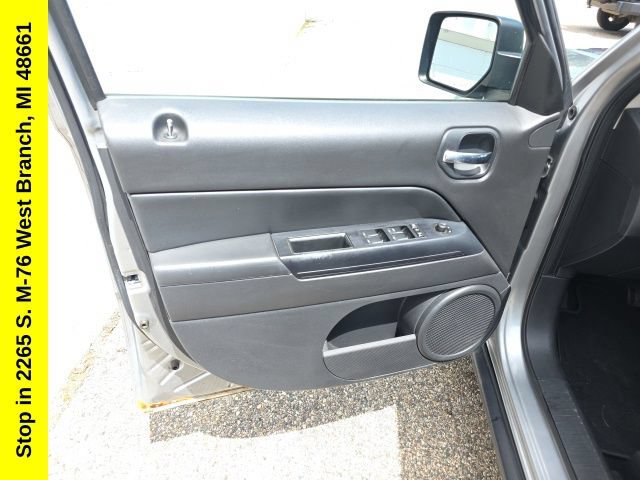 Used 2014 Jeep Patriot Latitude AWD/4WD image 13