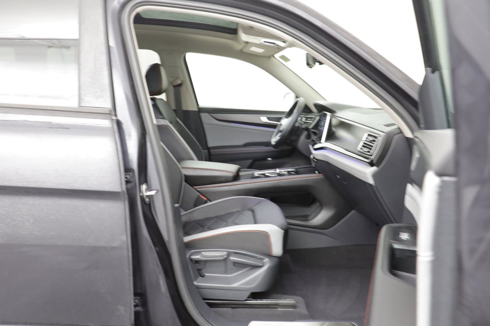 Used 2025 Volkswagen Atlas Peak Edition SE image 17