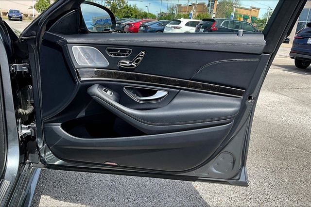 Used 2017 Mercedes-Benz S 550 Sedan image 27