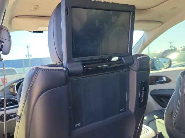 Used 2024 Chrysler Pacifica Limited w/ Uconnect Theater Family Group FWD image 16