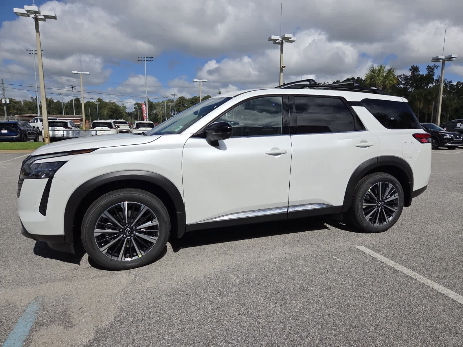 New 2026 Nissan Pathfinder Platinum FWD image 2