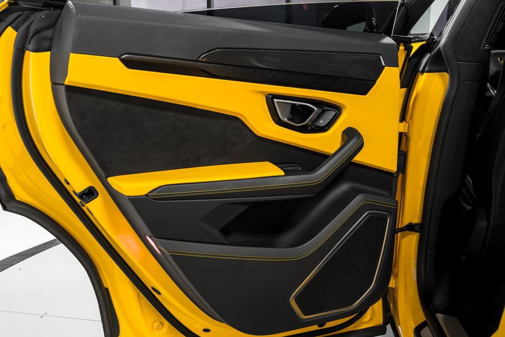 Used 2022 Lamborghini Urus AWD/4WD image 31